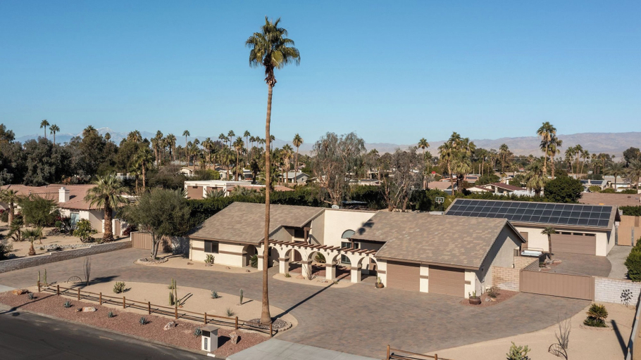 Exterior & Views, Pool, Sports Court, Game Garage, & Fire Pit Olivano Ranch by Avantstay, Riverside