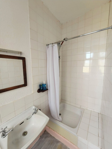 Bathroom 4, The Limes Hotel, Lincolnshire