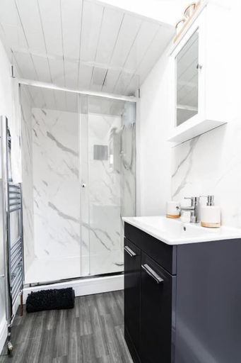 Bathroom, Stylish Birmingham Apartment For Family, Birmingham