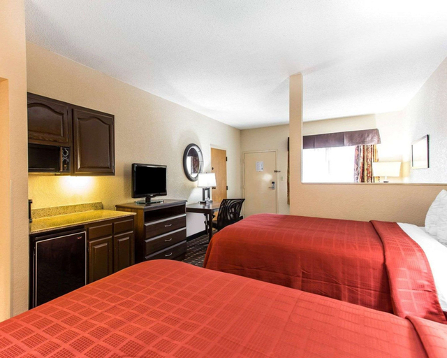 Bedroom 4, Quality Suites Hickory South, Catawba