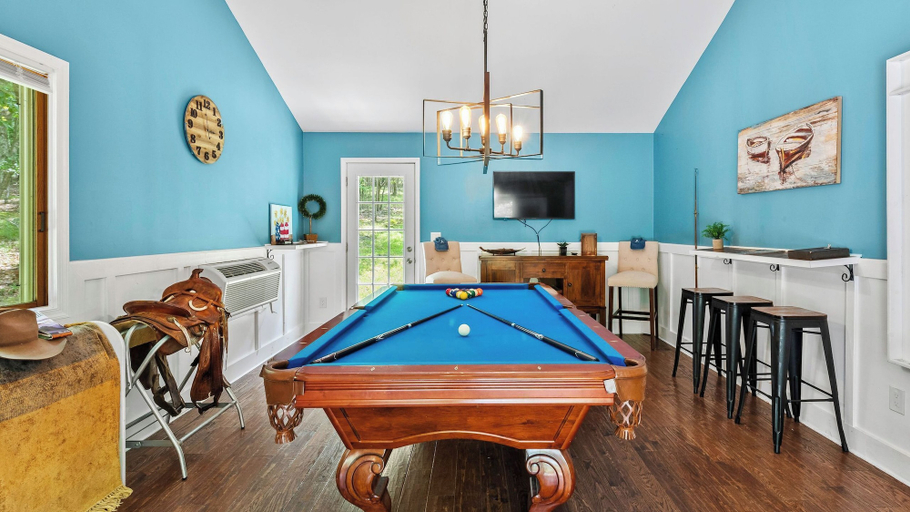 Food & Drinks, Poconos Escape w/ Game Room, Poker Loft, Fire Pit + Spacious Deck, Carbon