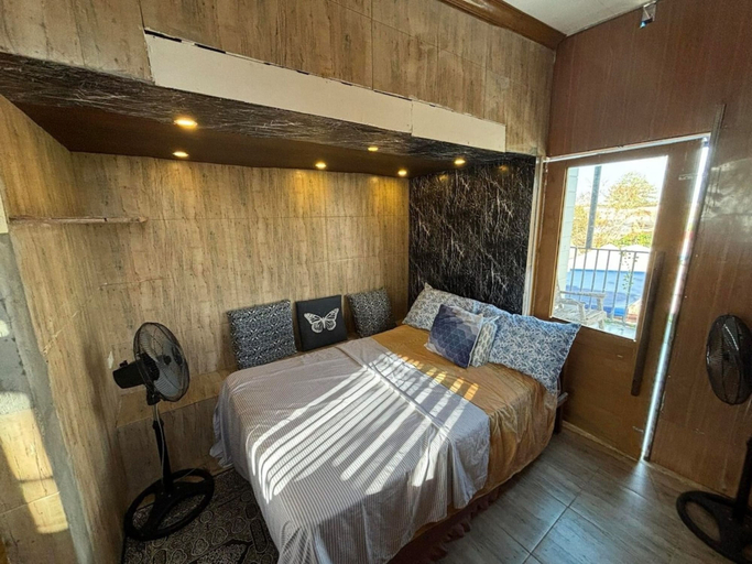 Room 3, Spacious 3-Storey Home with Pool, Bacolod City