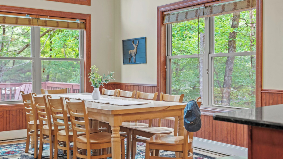 Food & Drinks, Bear Paw Lodge by Avantstay Hot Tub, Deck, & Fire Pit, Carbon