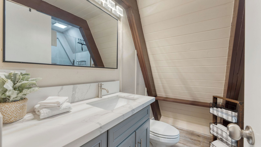 Bathroom, Speckled by Avantstay Modern Interior, 0.5mi to Lake!, Placer