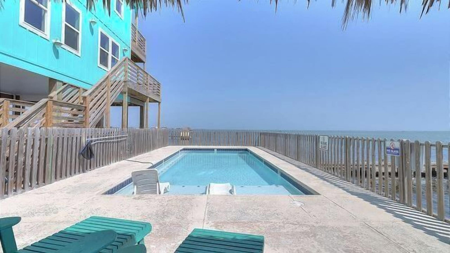 Sport & Beauty 5, Waterfront, Shared Boat Dock & Pool w/ Views Ariels Grotto by Avantstay, Nueces