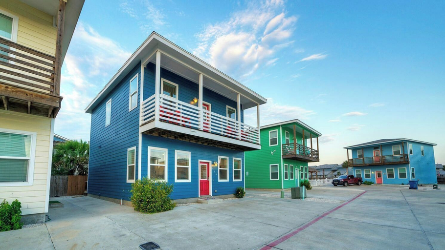 Exterior & Views 2, Pool Cabana, Backyard w/ Fire Pit, Walk to the Beach Villa Reel by Avantstay, Nueces