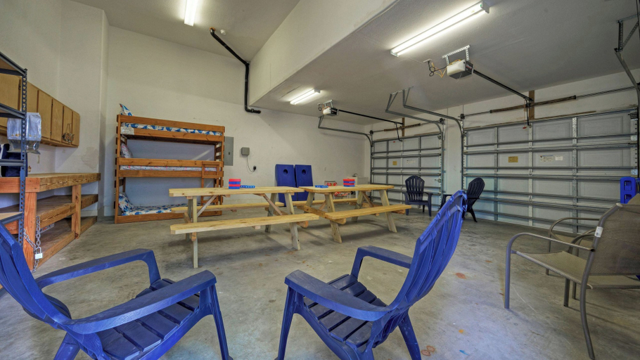 Food & Drinks 5, Point Break by Avantstay Ocean View Escape Game Garage Golf Cart Zone, Nueces