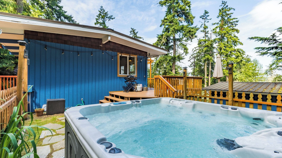Sport & Beauty 5, Mid-century Beach Cabin by Avantstay Walk to Beach, Island