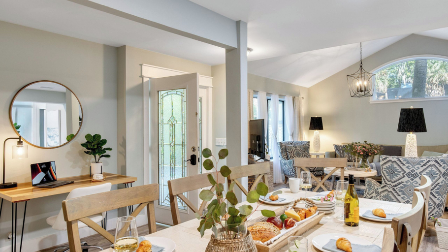 Food & Drinks, Hilton Hideaway by Avantstay Private Pool, Walk to Beach, Beaufort