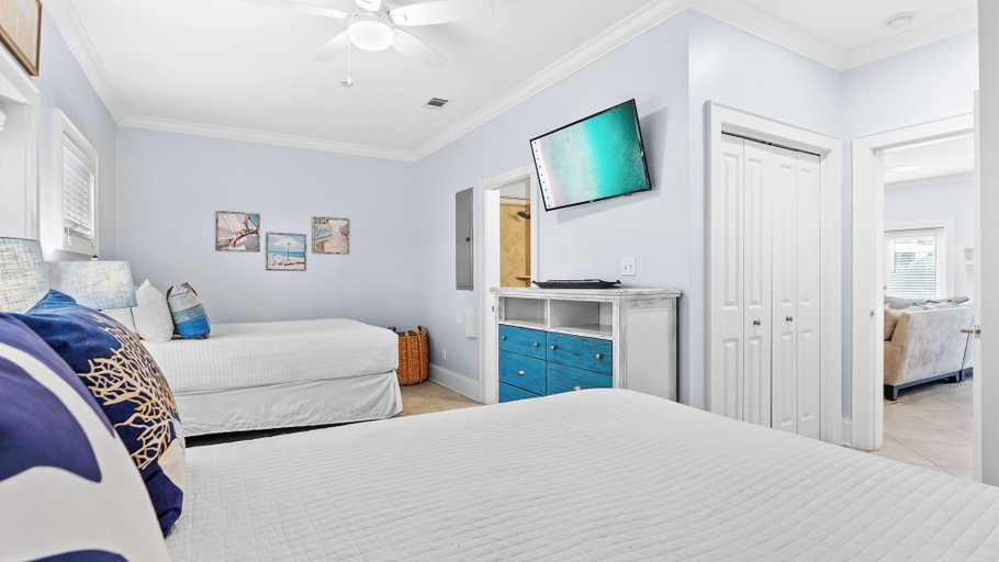 Bedroom 3, Emerald Paradise 2 Blocks to Beach Rooftop Patio + Pool Access Sleeps 10, Walton