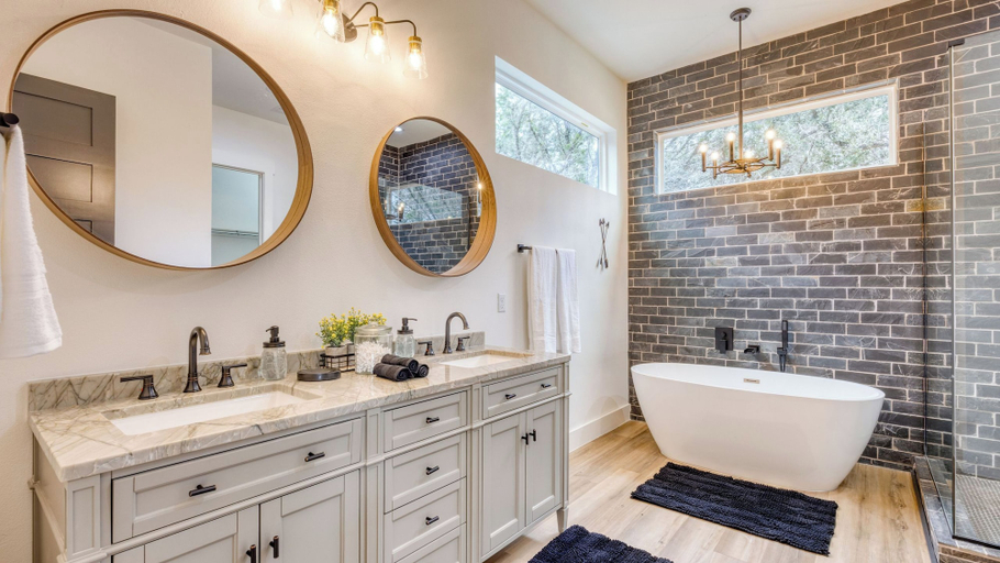 Bathroom 4, Pool, Hot Tub, Game Room, Fire Pit Luxe & Private 4bdr Maverick by Avantstay, Hays