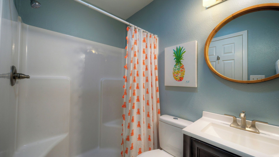 Bathroom 4, Stylish 2BR Coastal Getaway w/ Pool & Prime Location Lazy Fun, Nueces