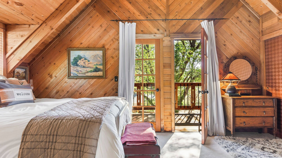 Interior 2, Big Tree Lodge Cozy Cabin w/ Firepit, Piano Bar & Deck, San Bernardino