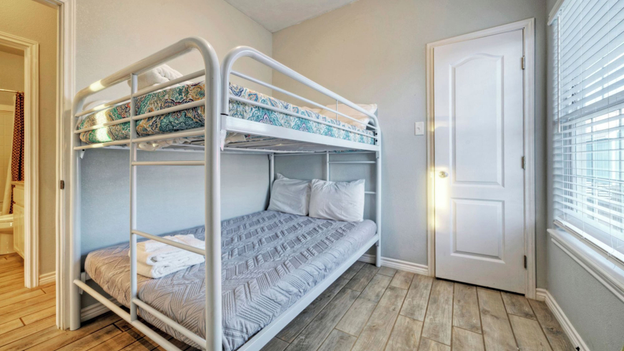 Bedroom 3, Waterfront Shared Pool w/ Bay Views, Boat Dock Oscar's Lodge by Avantstay, Nueces