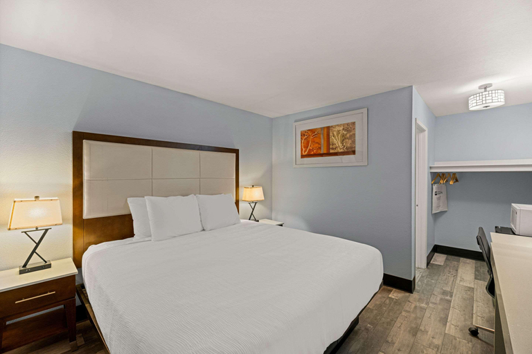 Bedroom 3, Rodeway Inn Midland South, Midland