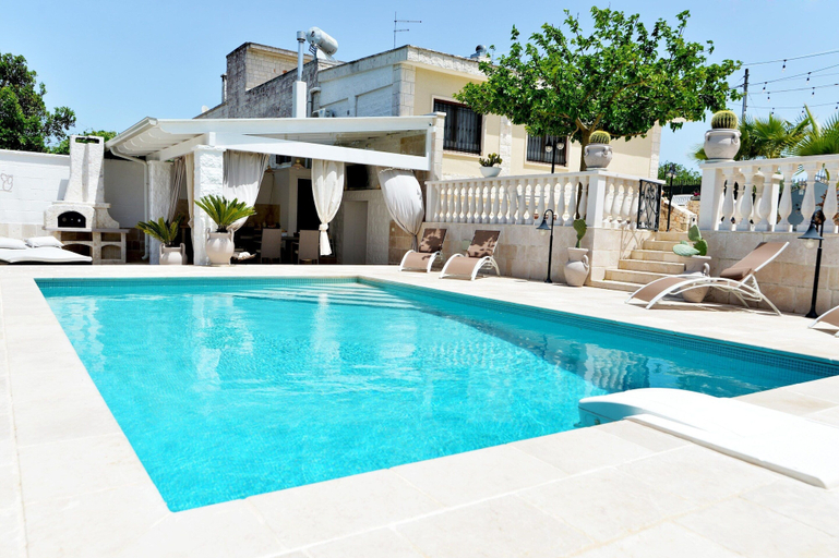 Sport & Beauty 1, Villa in Apulia with Pool and Barbecue, Bari