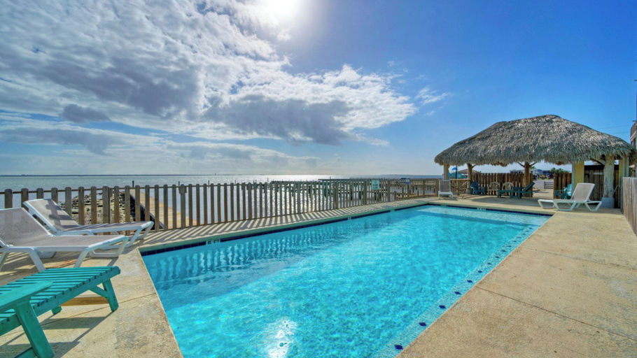 Sport & Beauty, 6bdr, Balcony w/ Bay View, Shared Pool + Boat Dock Keeper Red by Avantstay, Nueces