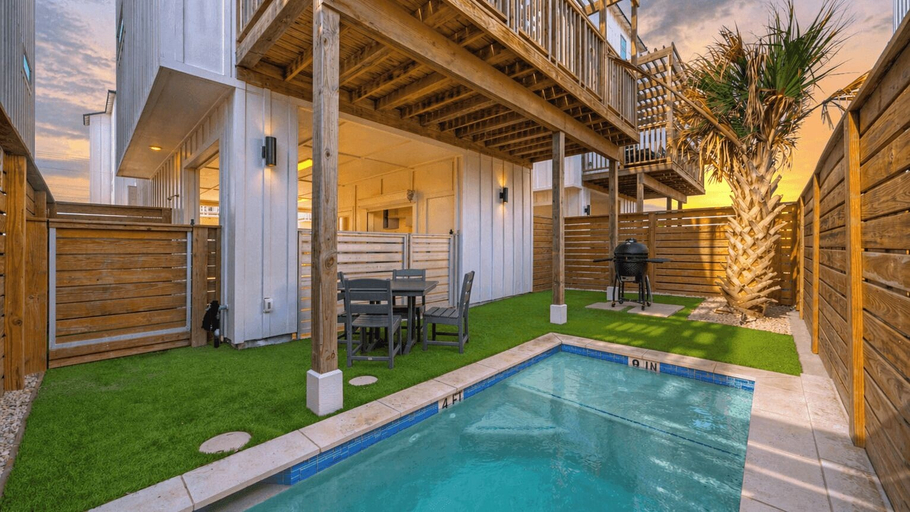 Front of property, Coastal Haven by Avantstay Private Pool + Communal Pool Boardwalk Beach Access + Balcony Dining, Nueces