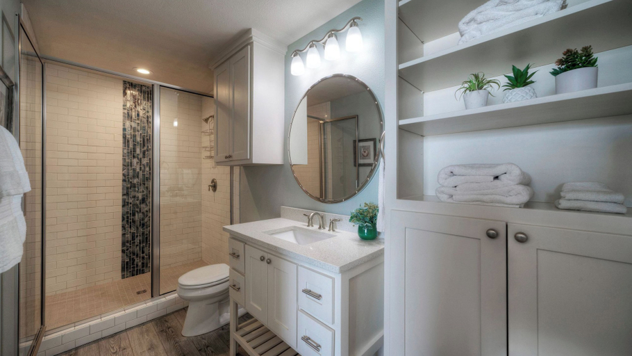 Bathroom, Dolphin at Trout Street Queen Suite w/ Kitchenette Marina-front + Patio, Nueces