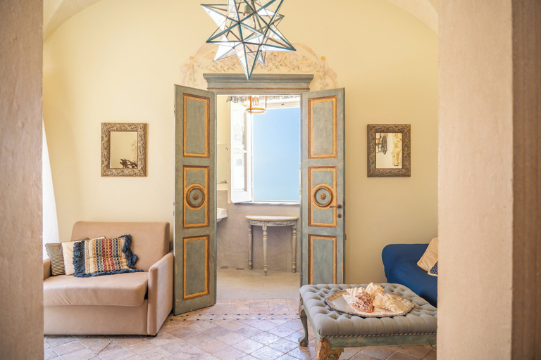 Living area 5, Palazzo Nobili, Napoli
