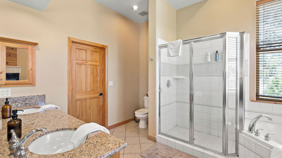Bathroom 4, Linaker Lodge by Avantstay Gorgeous Cabin in Big Bear w/ Views, San Bernardino