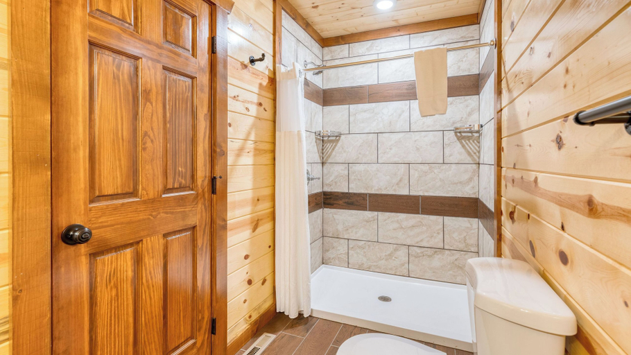 Bathroom 4, Smokeys Paradise by Avantstay Sleeps 22 + Pool, Sevier