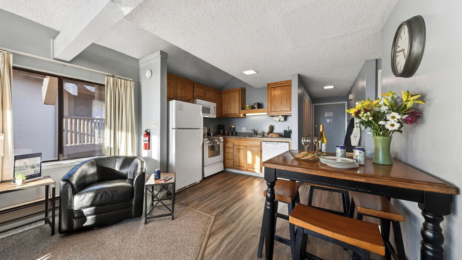 Interior 3, Beach Front Perch by Avantstay Lakefront Condo + Views + Near Dining and Skiing, El Dorado