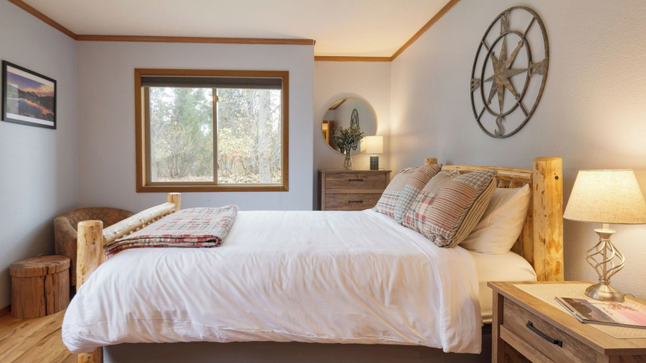 Bedroom 3, Private Boat Ramp Access Hot Tub, Fire Pit, Deck River Meadows by Avantstay, Deschutes