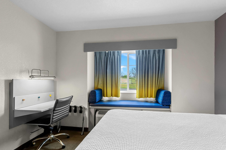 Bedroom 3, Microtel Inn & Suites by Wyndham Sainte Genevieve, Sainte Genevieve