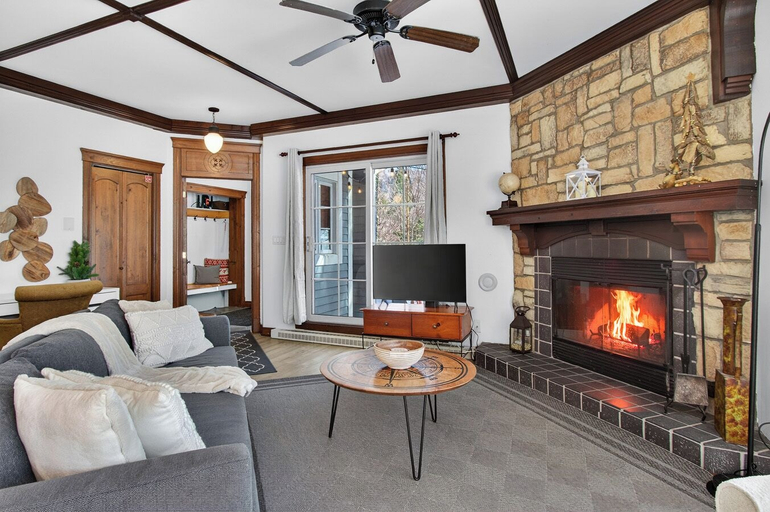 Living area 4, Les Manoirs Unit 9, Les Laurentides