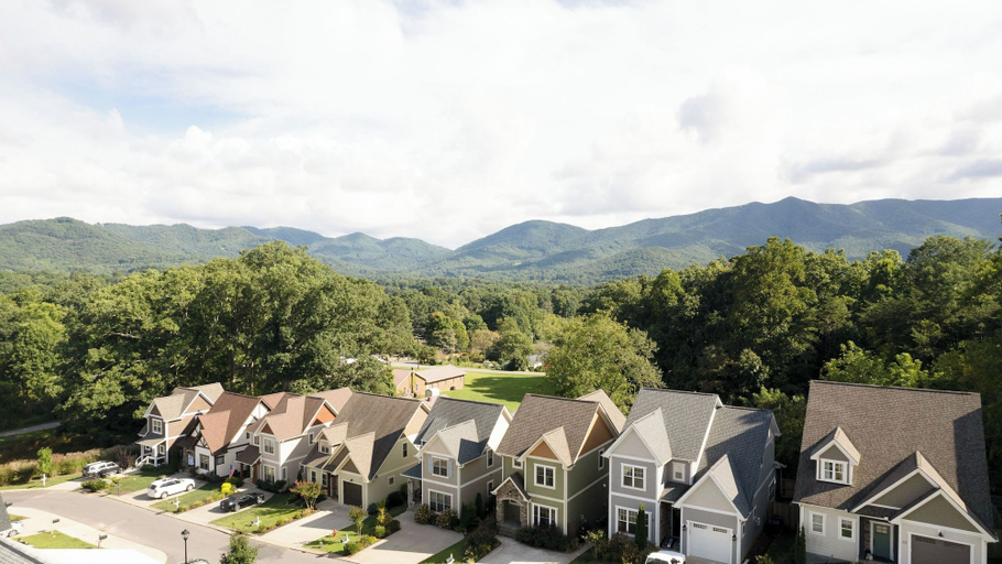 Exterior & Views 2, Covered Deck + Firepit Black Mountain Retreat Sweetgum by Avantstay, Buncombe