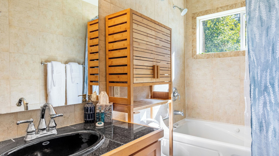 Bathroom 4, Harborview Getaway by Avantstay Walk to Beach, Island