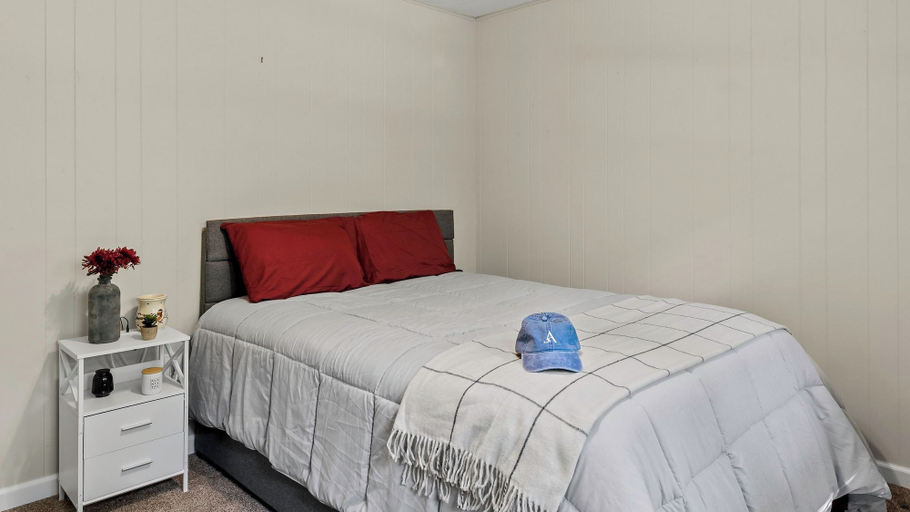 Bedroom 3, Walk to the Lake Firepit and Sunroom Tomhickon, Monroe