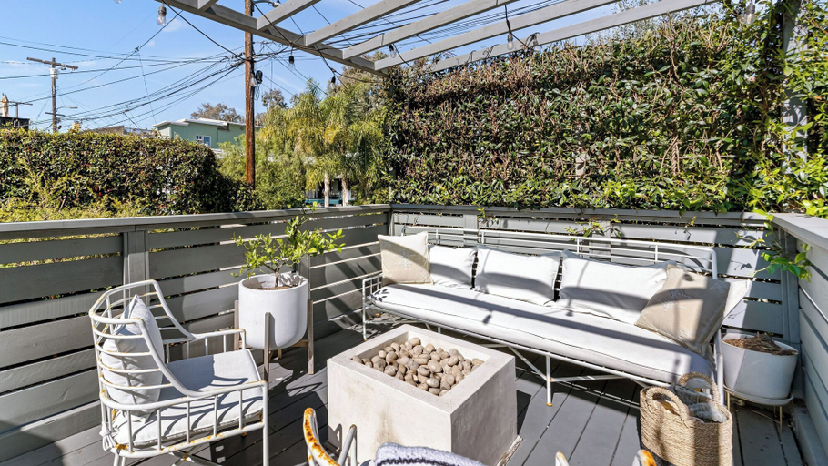 Interior 2, Brooks Avenue by Avantstay Walk to Venice Beach + Boardwalk Firepit Terrace + EV Charger, Los Angeles