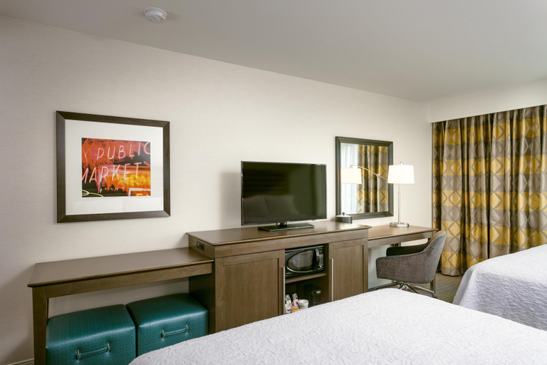 Bedroom 3, Hampton Inn & Suites by Hilton Seattle/Northgate, Seattle