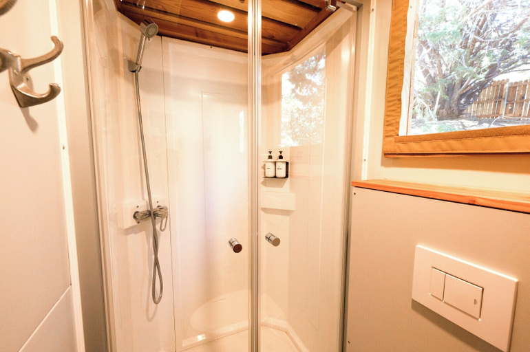 Bathroom 4, Huttopia Paradise Springs, Los Angeles