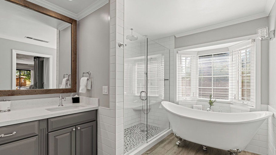 Bathroom, Pool, Sports Court, Game Garage, & Fire Pit Olivano Ranch by Avantstay, Riverside