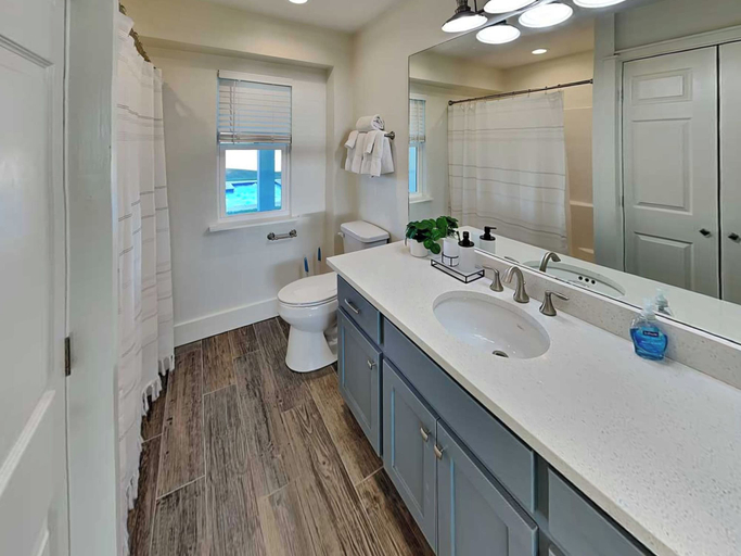 Bathroom 4, Salty Sunrise by Miss Kitty’s, Aransas