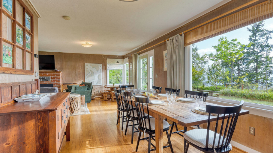 Food & Drinks, Maxwelton Aerie Bluffside Retreat w/ Sweeping Puget Sound Views + Firepit, Island