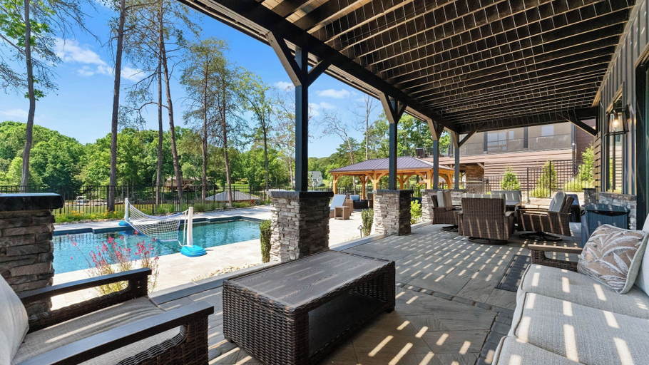 Food & Drinks 5, Luxe Lakefront Lodge w/ Pool, Hot Tub, Theater & Private Dock Sleeps 21, Catawba