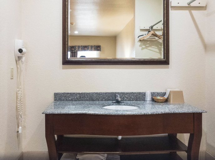 Bathroom, Hiway Inn Express Of Coalgate, Coal