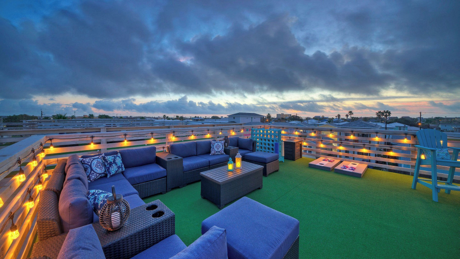Food & Drinks 5, Huge Priv Rooftop w/ Ocean Glimpse View, Pool Seaside Lookout by Avantstay, Nueces