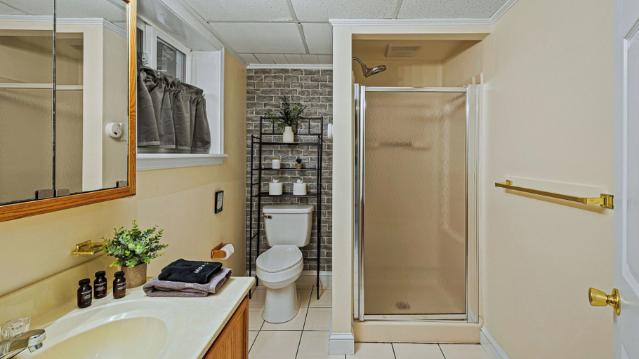 Bathroom 4, Frolic on Fern by Avantstay Enclosed Deck w/ Forest Views, Bar, Monroe