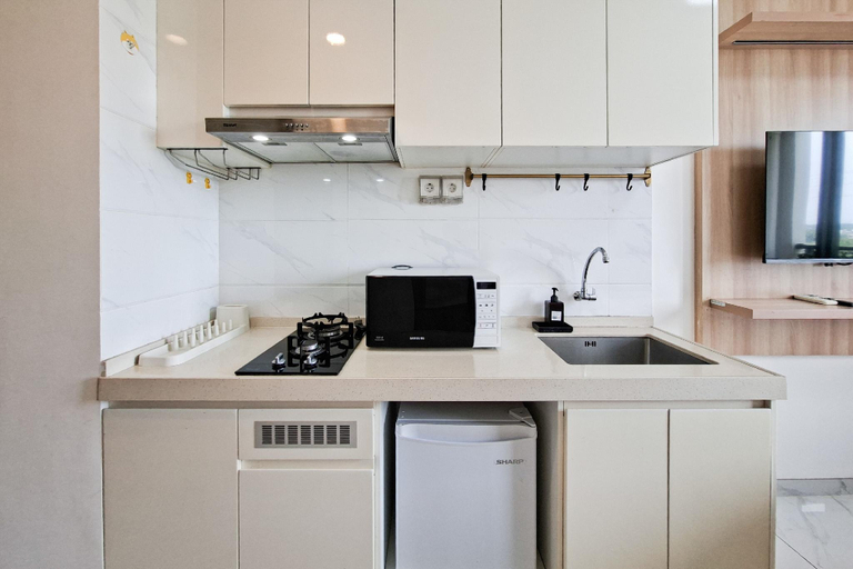 Others 2, Stunning Studio Room at Sky House BSD By Travelio, Tangerang