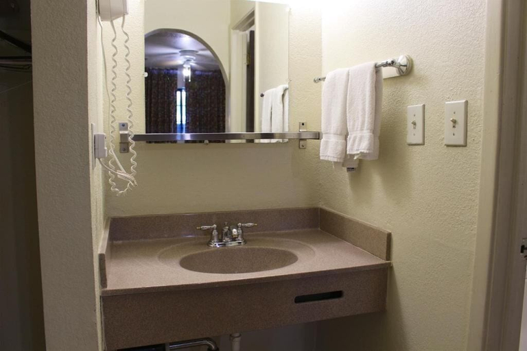 Bathroom 5, Starlite Motel, Maricopa
