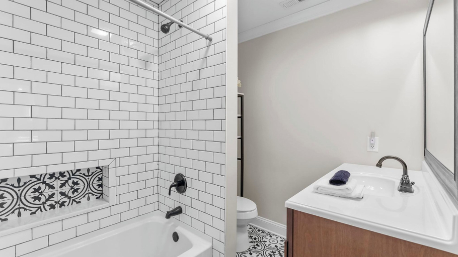 Bathroom 4, Waking Up Norman Lakefront Getaway, Fire Pit & Lake Views, Catawba