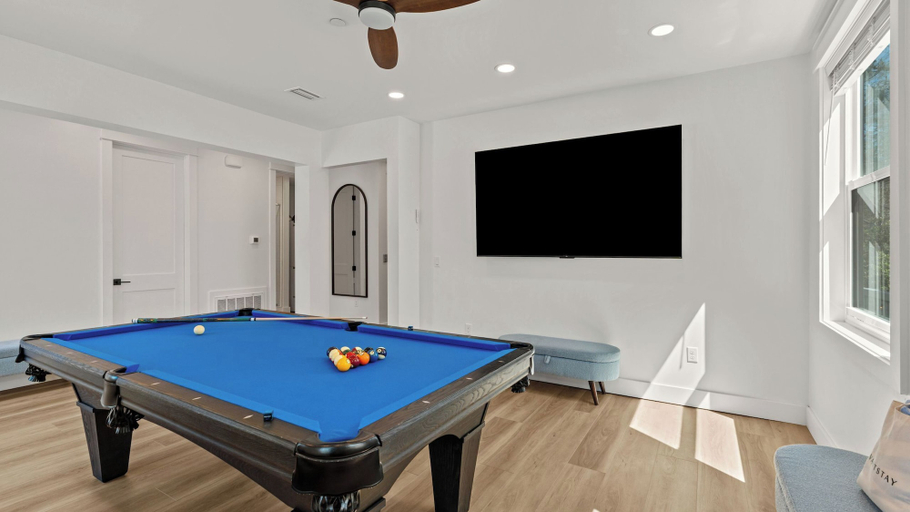 Interior 5, Grayton Dreams by Avantstay Sleeps 32 Group Retreat Pool + Game Room + Golf Carts, Walton