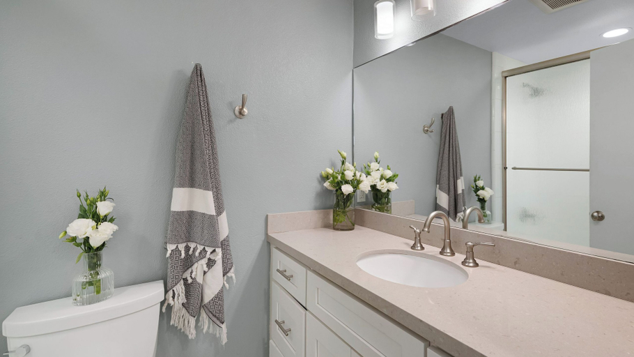 Bathroom 4, Balboa Breeze by Avantstay Beachfront Retreat + Ocean View, Orange