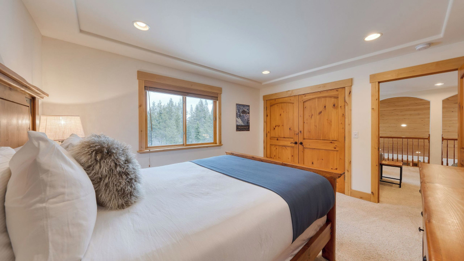 Bedroom 3, 5 Mins to Ski Resort Ping Pong, Pool Table, Deck Donner Ridge by Avantstay, Nevada