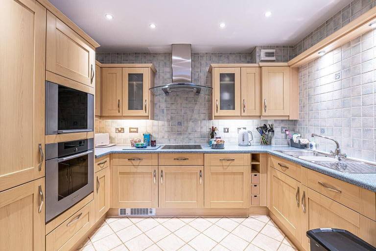 Others 4, Central Apartment with Parking by Guestz, Cheshire West and Chester